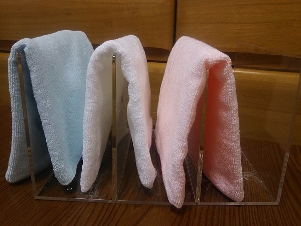無印アクリル仕切りで家族人数分の個別タオルかけ