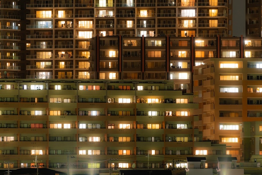 夜のマンション
