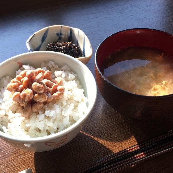 納豆ごはんを加える朝ごはん