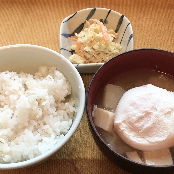 落とし卵を加える朝ごはん