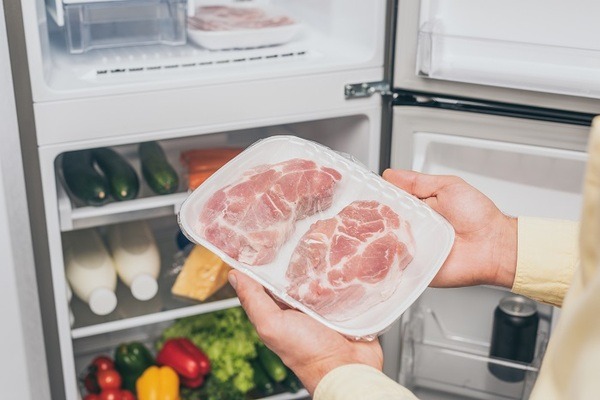肉を冷凍室へ入れるところ