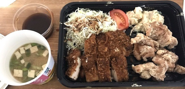カツと唐揚げがコラボしたお弁当