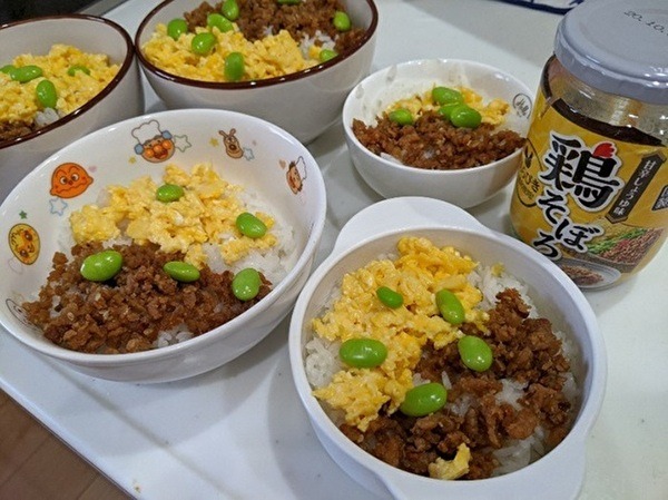 鶏そぼろと卵どんぶり