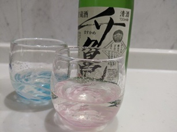 升亀 生貯蔵酒をグラスについだところ