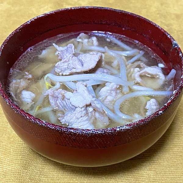 豚汁にもやしをいれる
