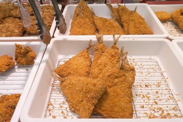 惣菜売場のアジフライ