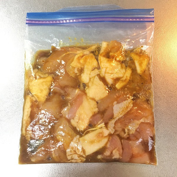 チキンにカレー下味をつけたところ