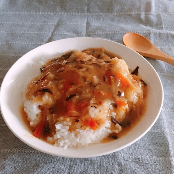 中華丼盛り付けたところ