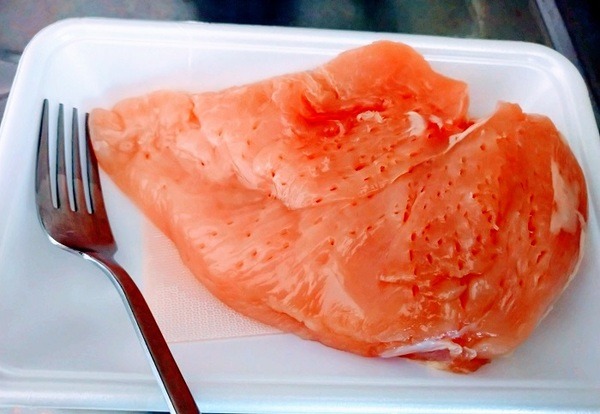 鶏むね肉はフォークで全体を刺しビニール袋に入れ