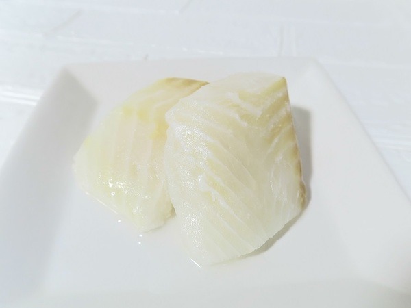業スの骨取りカレイ切り身を小皿に出してみたところ