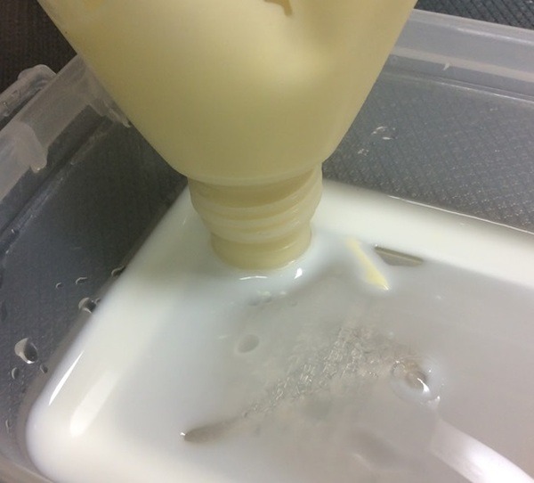 マヨネーズの容器に牛乳を入れる