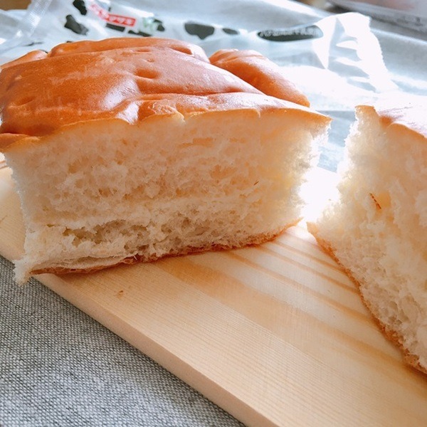 牛乳入りパン2つ割り