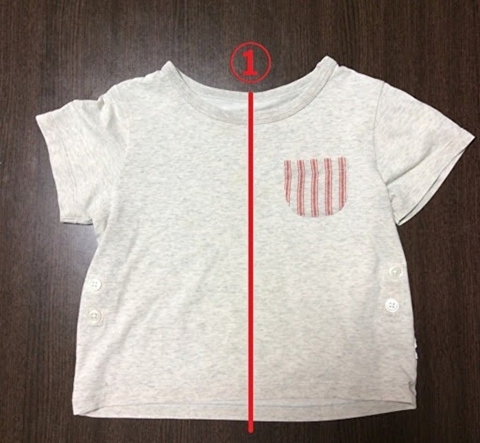 Tシャツの前身頃を真ん中で切る