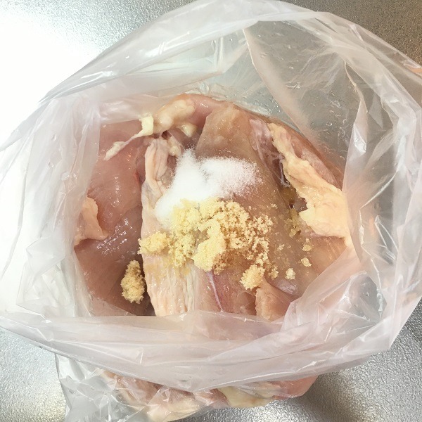 塩と砂糖を入れる