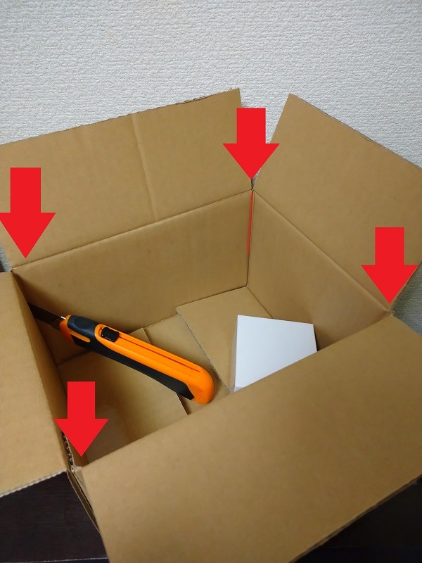 カッターでサイズを合わせていく