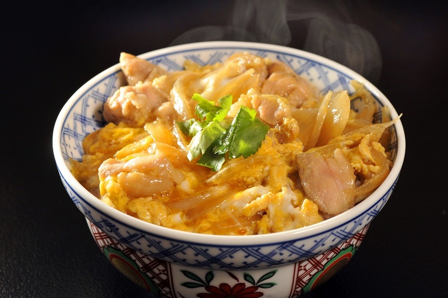 丼物を食べる際に「もろキュウ」をかじるだけ