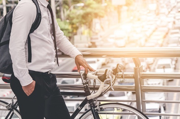 自転車通勤をするビジネスマン