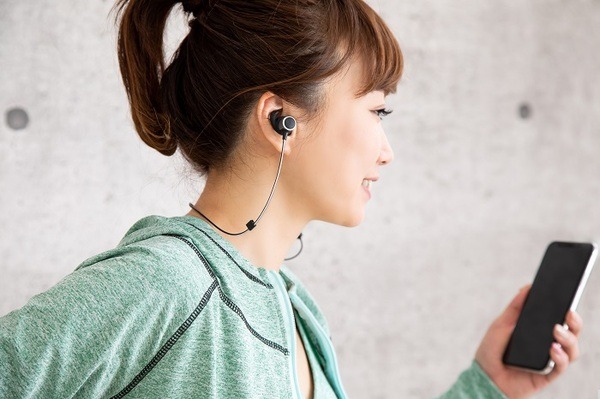 音楽を聞きながら運動する女性