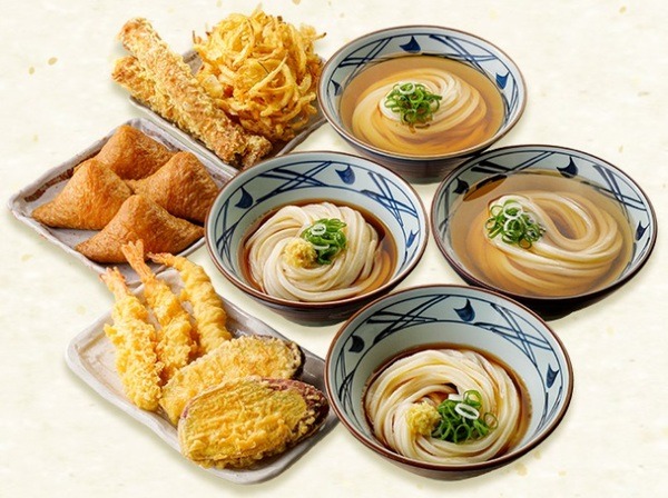 3人前の内訳は、うどん3つ、好きな天ぷら6つ、いなり3つ