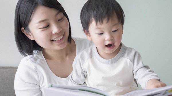 絵本の読み聞かせで早期教育費を節約