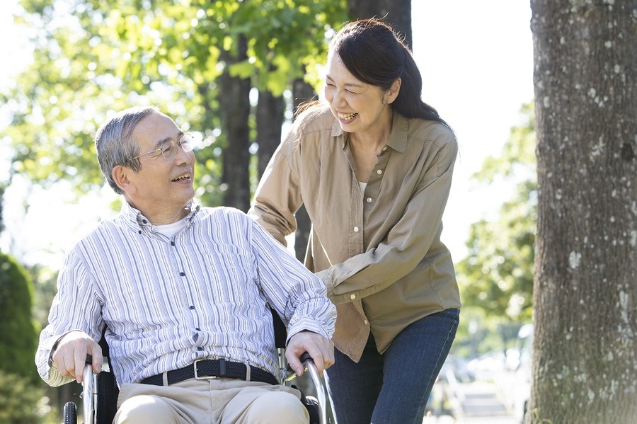 介護休業給付を受給しながら在宅介護を行う人