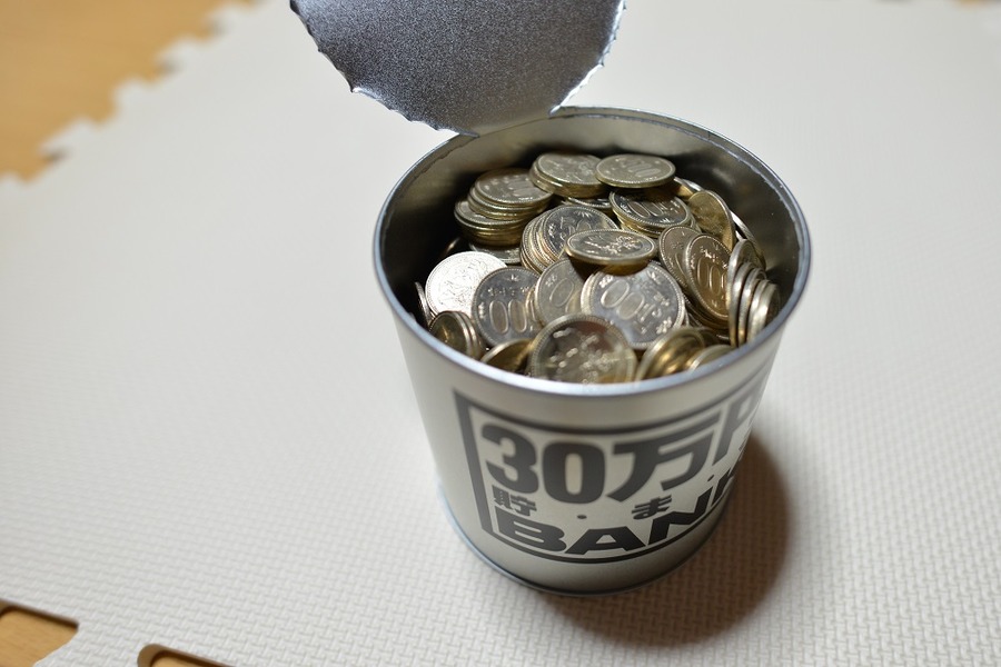 目標金額の書いてある500円玉貯金