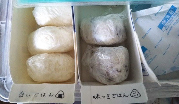 冷凍庫に入っているおにぎり