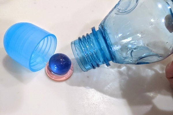 中身のビー玉が簡単に取り出せる