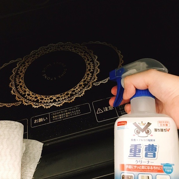 油汚れはもちろん、壁についた手垢を落とすのにも重宝する「重曹クリーナー」