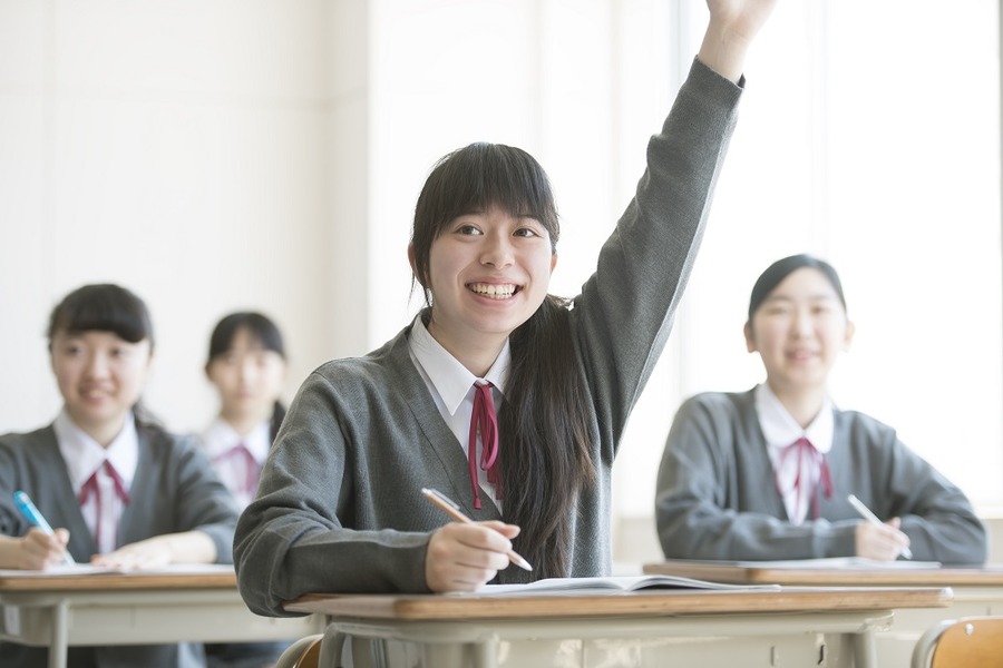 高校の学費支援制度を活用して勉学に励む私立高校生