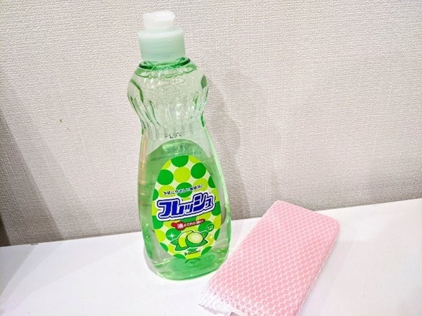洗剤とスポンジ