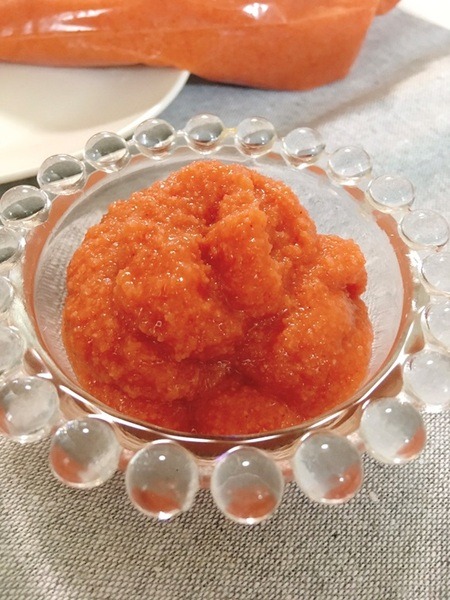 業スの辛子めんたいこをお皿に絞り出したところ
