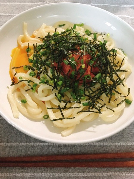 業スの辛子めんたいこで作る明太釜玉うどん
