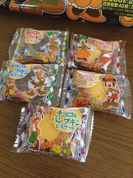 「チョコ＆パンプキンビスケット」中身