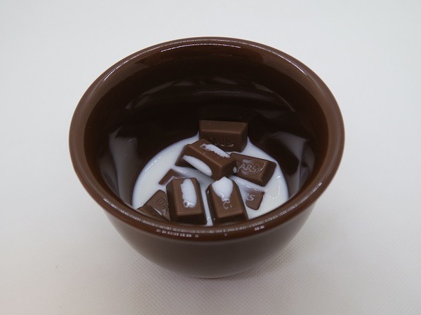チョコレートと牛乳を投入