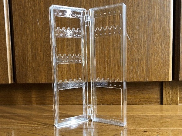 100均のアクリル製スタンド