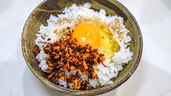 業務スーパーの食べるラー油と卵かけご飯は相性抜群