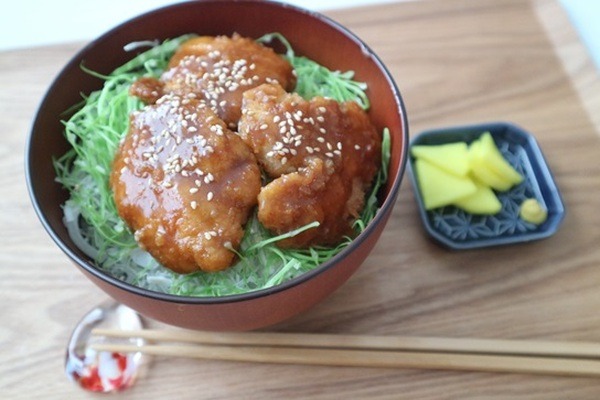 どこか懐かしいキャベツのソースカツ丼