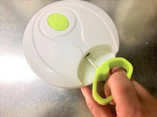ダイソーのハンドル野菜カッターは手動