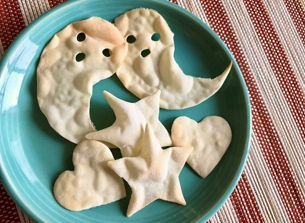 飾り付けに餃子の皮のパリパリチップス