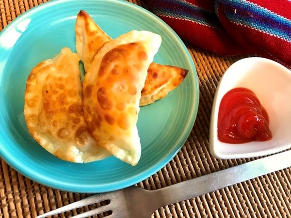 餃子の皮で作るコーンと拭き肉のカレーサモサ