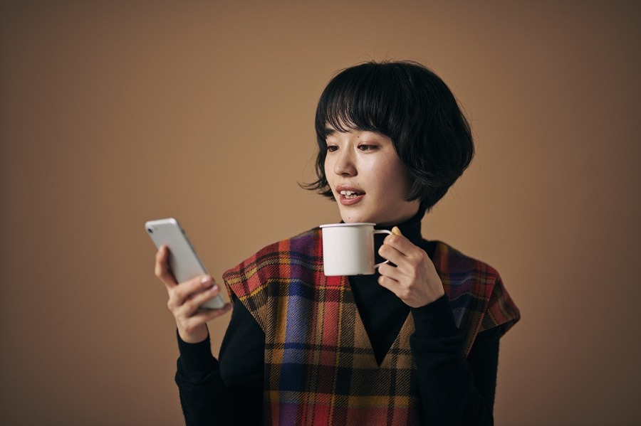コーヒーを飲みながら年賀状を作る