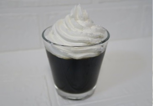 業スのホイップをコーヒーゼリーに乗せてみた