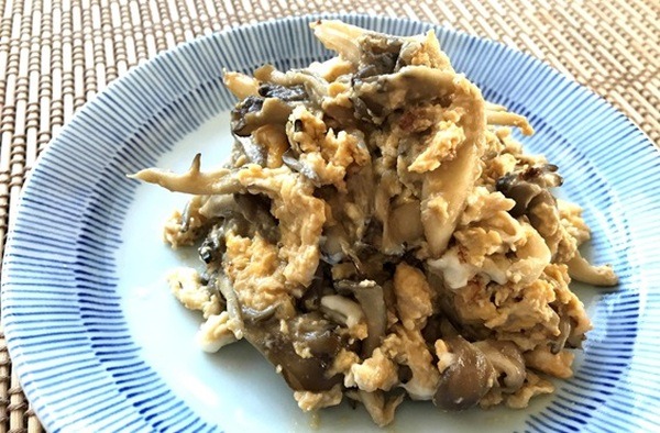 舞茸とフワフワ卵の味噌マヨ炒め