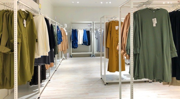 プチプラブランドで流行服を手軽に購入