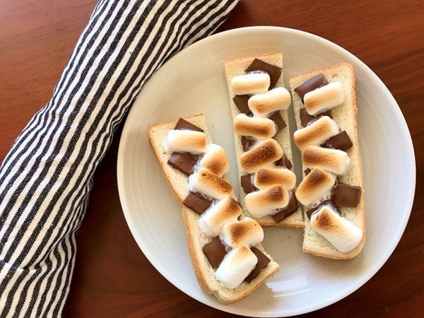マシュマロをのせて焼くだけ