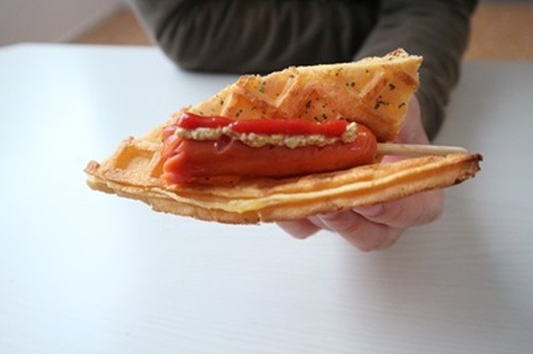 ワッフルにフランクをのせる