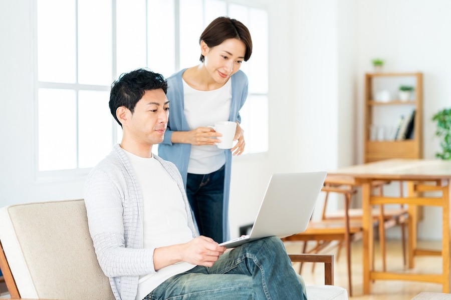 ネット銀行をみる夫婦