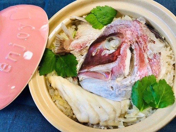 鯛の土鍋ご飯はごま油が食欲をそそる
