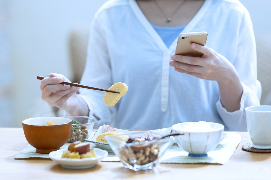 1人だとつい携帯をみてしまいます